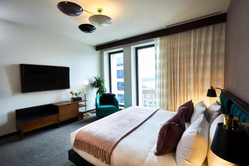 um quarto de hotel com uma cama e uma grande janela em Fairlane Hotel Nashville, by Oliver em Nashville
