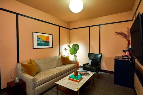 Fairlane Hotel Nashville, by Oliver Image