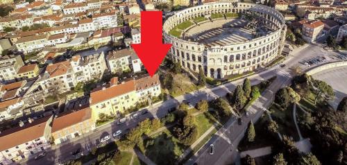 una vista aérea de una ciudad con un edificio en Apartments Arena, en Pula