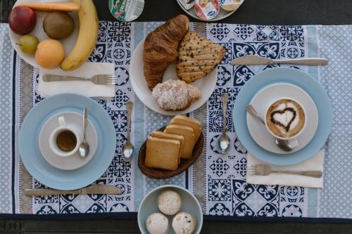 una mesa con platos de desayuno y una taza de café en Stazione a mare, en Casalbordino