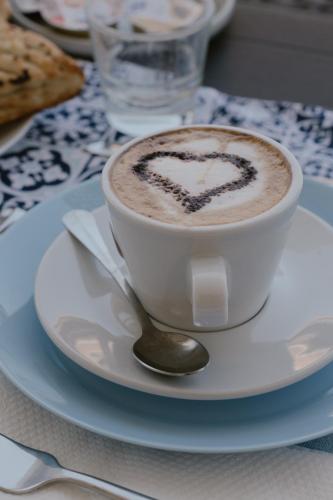 a cup of coffee on a plate with a spoon at Stazione a mare in Casalbordino