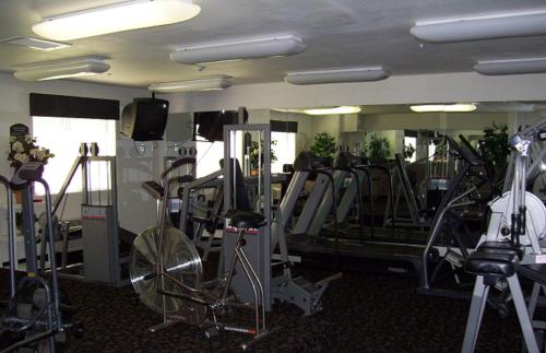 a gym with several treadmills and exercise bikes at Travelodge by Wyndham Hermiston in Hermiston