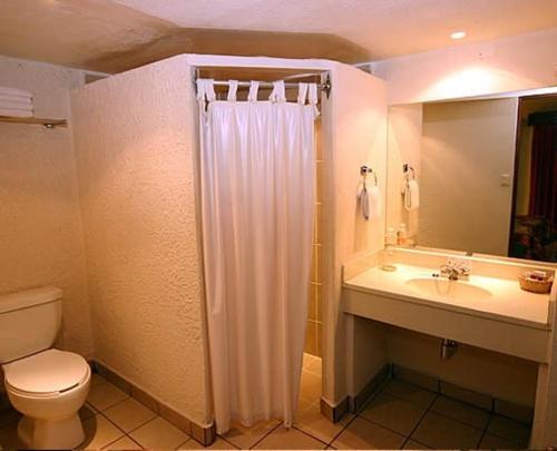 un bagno con doccia, WC e lavandino di Hotel Calenda a Città di Oaxaca