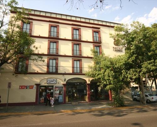 un grande edificio all'angolo di una strada di Hotel Calenda a Città di Oaxaca