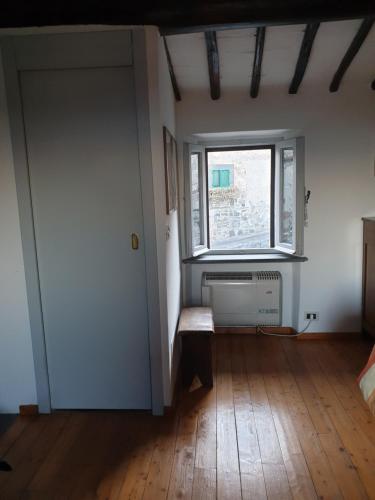 ボルセーナにあるPanorama suite nur fuer zwei only for twoの窓と木の床のある空の部屋