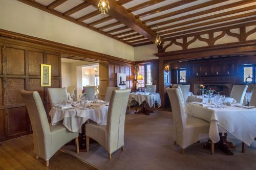 Un restaurante o sitio para comer en Dales Country House Hotel