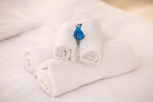 ein weißes Handtuch mit blauer Katze drauf. in der Unterkunft Villa Hillside Apartment in Jesenice