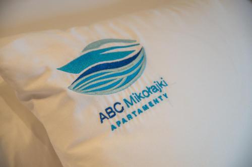 ABC Mikołajkiに飾ってある許可証、賞状、看板またはその他の書類