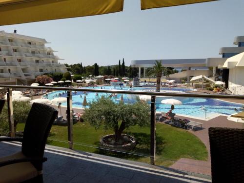 vistas a la piscina desde el balcón de un hotel en Mladen Vodice, en Vodice