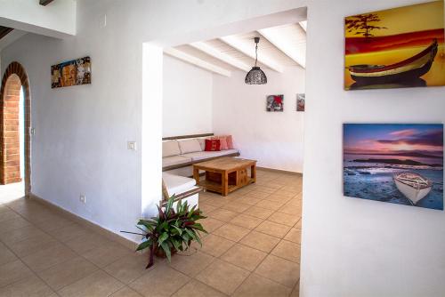 ein Wohnzimmer mit einem Sofa und einem Tisch in der Unterkunft Finca Arbequina in Pájara