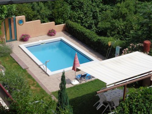 uma vista aérea de uma piscina em um quintal em Apartment Golf em Star Dojran