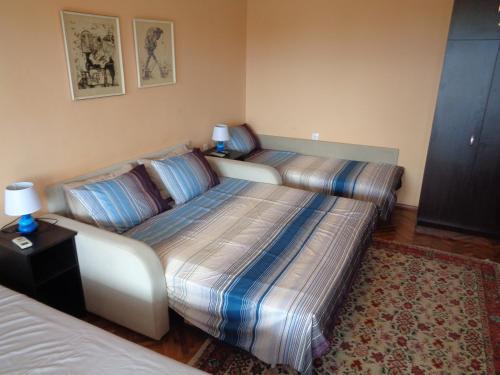 um quarto com 2 camas, uma cama e um sofá em Apartment Golf em Star Dojran