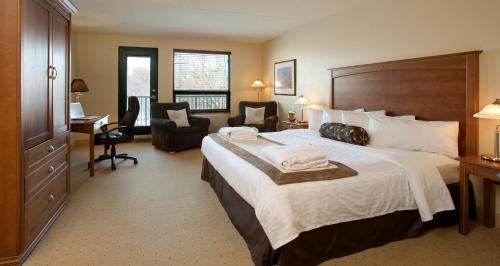 Tempat tidur dalam kamar di Temple Gardens Hotel & Spa