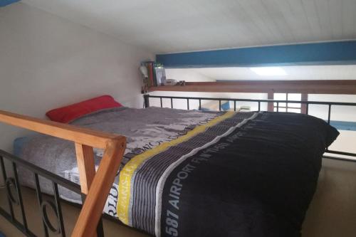 ein Schlafzimmer mit einem Etagenbett in einem Zimmer in der Unterkunft Petite maison lumineuse et originale en plein centre-ville ! in Foix