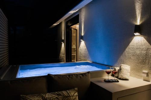 Hồ bơi trong/gần *** Boutique Syntagma apartment w/ plunge pool ***