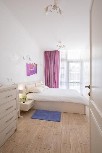 Ένα ή περισσότερα κρεβάτια σε δωμάτιο στο Apartament First Line