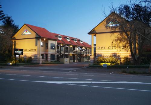 a couple of buildings on the side of a street at Rose City Motel in Palmerston North