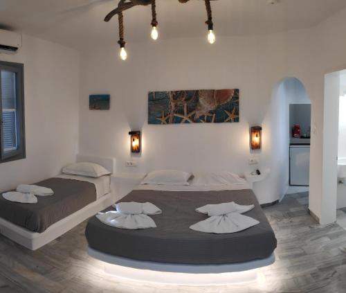 Posteľ alebo postele v izbe v ubytovaní Grey Rooms Naxos