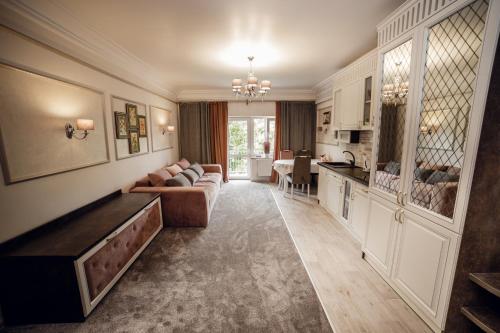 Ruang duduk di Апартаменты LUXURY LAVANDER