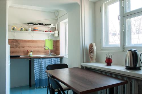 eine Küche mit einem Holztisch und einem Fenster in der Unterkunft квартира в центре in Odessa