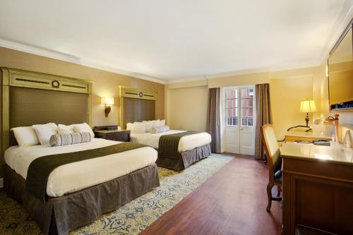 ニューオーリンズにあるホテル セント マリーのベッド2台とバスルームが備わるホテルルームです。