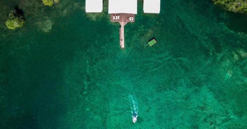 an overhead view of a basketball court in the water at Aqui hoy cabañas in Bocas del Toro