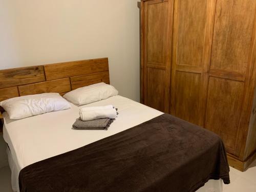 バナネイラスにあるSonhos da Serra bananeirasのベッドルーム1室(ベッド1台、タオル2枚付)