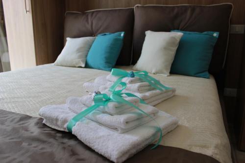 奇尼斯的住宿－GUEST HOUSE ZIO MICHELE - CINISI，床上的一大堆毛巾