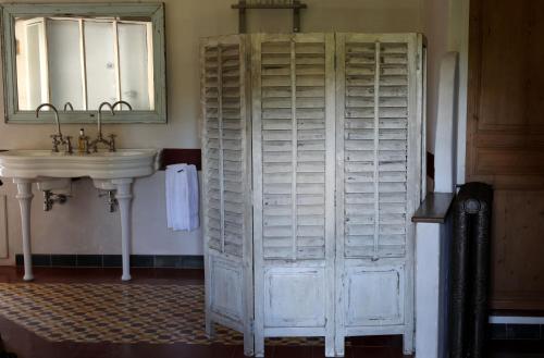 a bathroom with a white door next to a sink at Justin de Provence in Orange