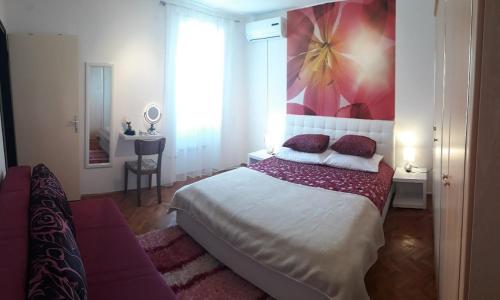 um quarto com uma cama grande e uma pintura na parede em Holiday Home Dioniza em Vodnjan