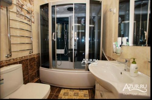 ソロニキにあるU Rekiのバスルーム(トイレ、洗面台、シャワー付)