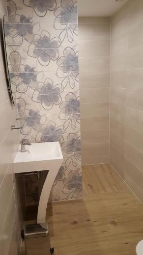 une salle de bain avec un lavabo et une douche dans l'établissement L'Herbe aux Vaches, à Saint-Pierre-Azif