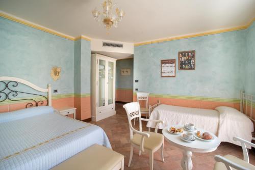 sypialnia z 2 łóżkami, stołem i krzesłami w obiekcie Valle Rosa w mieście Spoleto