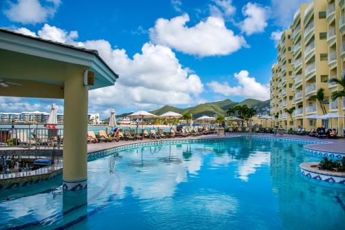 The Villas at Simpson Bay Resort tesisinde veya buraya yakın yüzme havuzu