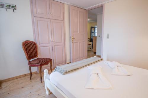 En eller flere senge i et værelse på Villa Livas