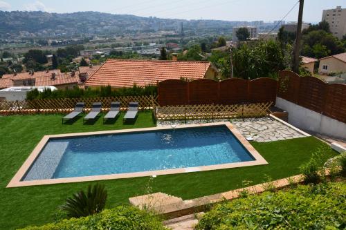 une piscine dans la cour d'une maison dans l'établissement Villa ZEN, à Saint-Laurent-du-Var