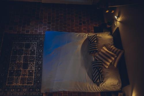 a bed with two pillows on it in a room at Colonie 7 - Gastenkamers in Merksplas