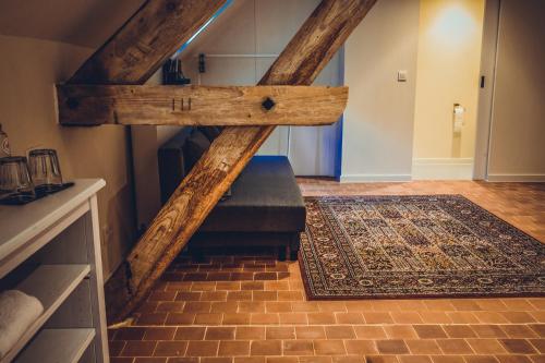 a stairway with a bench and a rug in a room at Colonie 7 - Gastenkamers in Merksplas