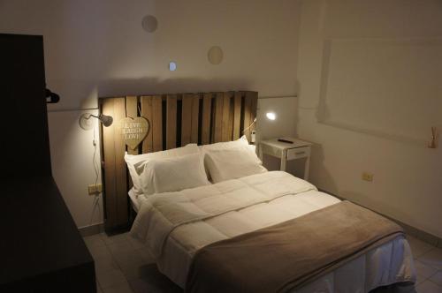 Кровать или кровати в номере Departamentos Temporales Alberdi