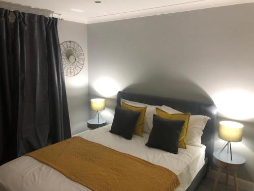 Ένα ή περισσότερα κρεβάτια σε δωμάτιο στο Adam And Eve Street Apartment
