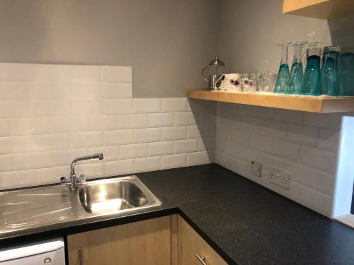 Dapur atau dapur kecil di Adam And Eve Street Apartment