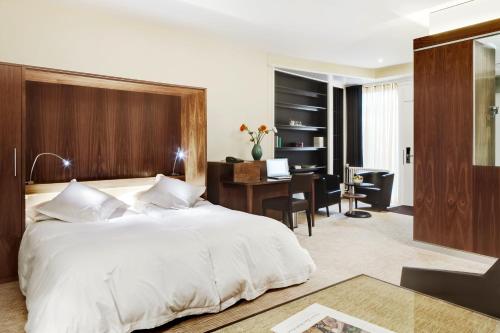 Katil atau katil-katil dalam bilik di Hotel du Commerce