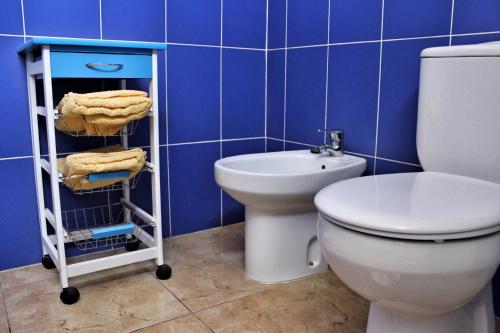アロナにあるLas Piteras (2)の青いタイル張りのバスルーム(トイレ、シンク付)