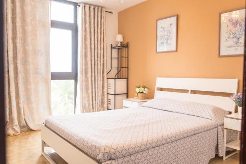 a bedroom with a bed and a window at Las Piteras (1) in Arona