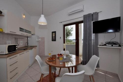 Η κουζίνα ή μικρή κουζίνα στο Apartments Sunset Zecevo