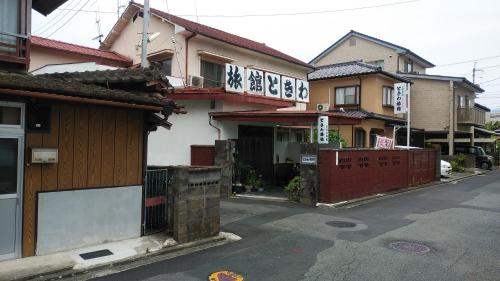 un groupe de maisons dans une rue avec un portail dans l'établissement Walking Pilgrimage Hotel Tokiwa Ryokan, à Ōzu