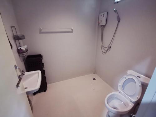 a small bathroom with a toilet and a sink at Green tree house 度假屋 in Ko Chang