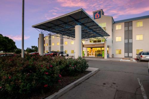 a hotel with a building with a parking lot at Motel 6-Roswell, NM in Roswell