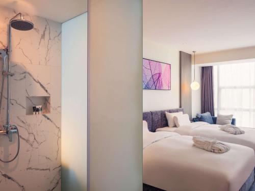 Postel nebo postele na pokoji v ubytování Mercure Shanghai Hongqiao South