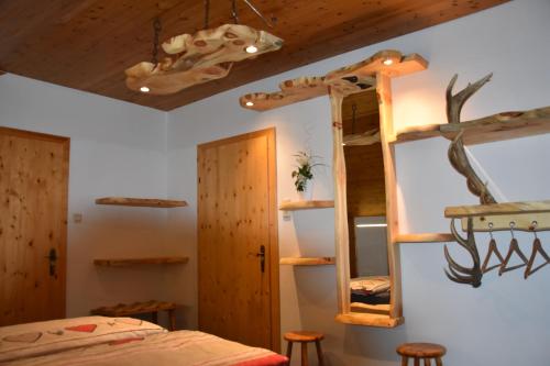 ムーラウにあるApartment Krobathの二段ベッド付きの部屋と木製の天井の部屋